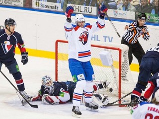 Piskot fanúšikov Zdeno Chára nevnímal. Hral tvrdo. Jeho gól však víťazstvo Levu nepriniesol.