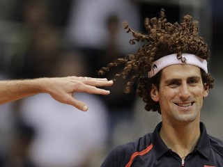 Novak Djokovič s parochňou na exhibícii v Rie de Janeiro.