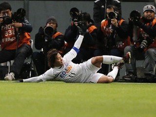 Hisato Sato oslávil gól kĺzaním po trávniku.