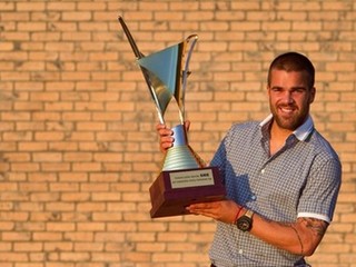 Šebo s putovným pohárom denníka SME pre najlepšieho strelca futbalovej ligy v sezóne 2010/2011.
