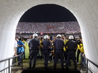 Polícia stráži vchod zo šatní na trávnik.