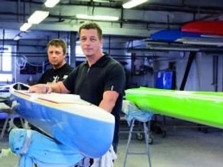René (vpredu) a Marcel Vajdovci spolu vo vodnom slalome nemohli pretekať, lebo obaja pádlovali na ľavú stranu. Už dvadsať rokov však spolu veľmi úspešne podnikajú – stavajú lode pre svetovú kanoistickú špičku.