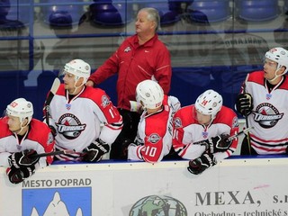 Tréner Július Šupler na lavičke Donecka.