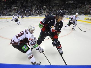Miroslav Šatan v zápase s Dinamom Riga.