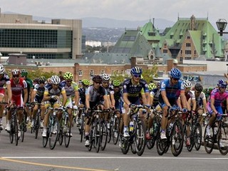 Peletón prechádza historickým centrom Quebecu.
