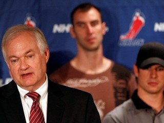 Šéf Asociácie hráčov NHL Donald Fehr (vľavo), kapitán Bostonu Zdeno Chára (v pozadí) a hráč Pittsburghu Sidney Crosby.