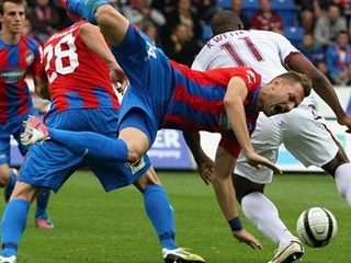 Plzenský obranca Řezník padá k zemi.