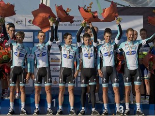 Tím Omega Pharma-QuickStep, prvý zľava Peter Velits.