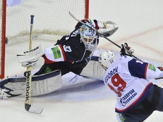 Jaroslav Janus ukázal hneď v prvých zápasoch KHL, že chce byť jednotkou Slovana Bratislava. S priemerom 1,74 gólov na zápas je v tabuľke brankárov ligy siedmy a v desiatke najlepších je aj vďaka 94 percentnej úspešnosti zákrokov.