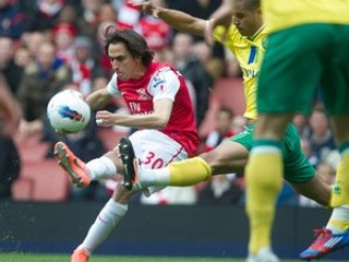 Yossi Benayoun (vľavo) v zápase s Norwichom.