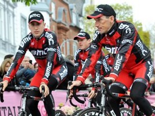 Taylor Phinney s kolegom z tímu BMC Racing Team Marcom Pinottim.