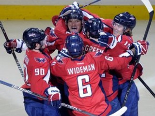 Ovečkin (v strede) sa teší z prvého gólu.