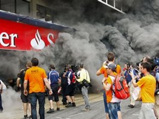 Boxy víťazného Williamsu zachvátil požiar, 16 zranených