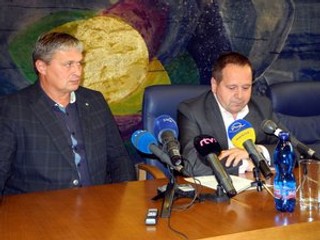 Prezident HK Poprad Tibor Turan (vľavo) a primátor Popradu Anton Danko.