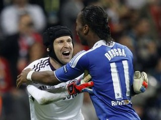 Drogba a Čech, dve kľúčové postavy Chelsea.