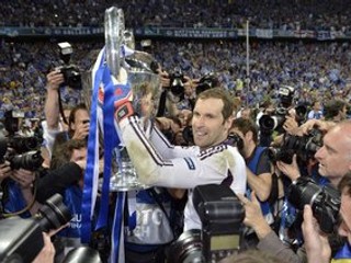 Petr Čech s trofejou pre víťaza Ligy majstrov.