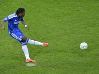 Drogba premieňa rozhodujúcu penaltu vo finálovom rozstrele Ligy majstrov.