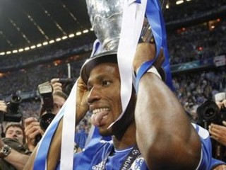 Didier Drogba s trofejou pre víťaza Ligy majstrov.