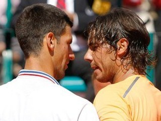 Novak Djokovič (vľavo) a Rafael Nadal