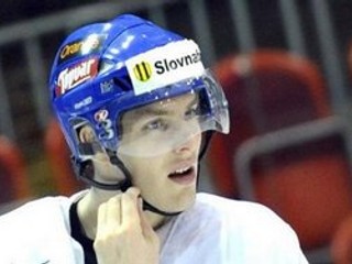 Obranca Mikuš rokuje s Levom Praha