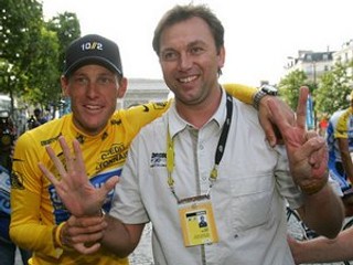 Lance Armstrong (vľavo) so svojím šéfom Johanom Bruyneelom v časoch, keď na Tour de France nemal konkurenciu.