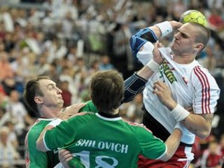 Michal Kopčo sa snaží presadiť cez bieloruských hráčov.