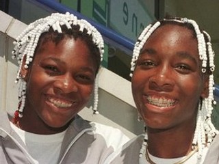 Serena a Venus Williamsové na archívnej fotografii z roku 1997.