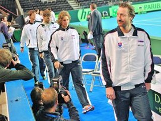 Slováci v glasgowskej Braehead aréne. Vpredu Miloš Mečíř, za ním Lukáš Lacko, Martin Kližan, Filip Polášek.