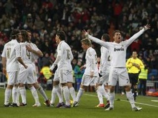 Cristiano Ronaldo oslavuje so spoluhráčmi.