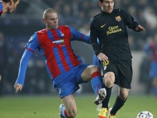 Bystroň (vľavo) bráni hviezdu Barcelony Messiho.