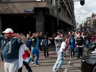 Polícia zatkla 76 priaznivcov Ajaxu