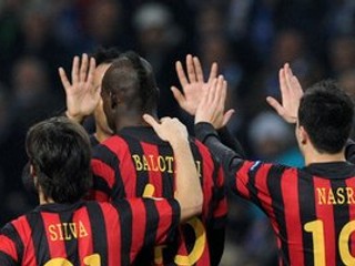 Hráči Citizens (Balotelli v strede) sa tešia z víťazstva.)