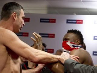 Dereck Chisora (vpravo) po útoku na Klička.