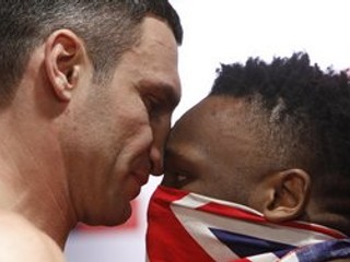 Vitalij Kličko (vľavo) a Dereck Chisora počas váženia.