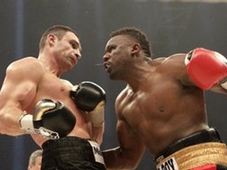 Dereck Chisora (vpravo) počas súboja s Vitalijom Kličkom.