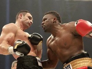 Chisora v súboji s Kličkom.
