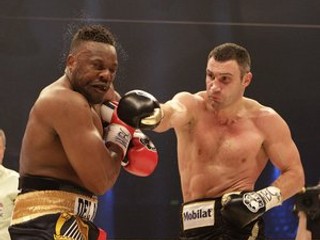 Vitalij Kličko (vpravo) a Dereck Chisora