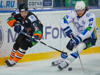 Rudolf Huna (vľavo) z HC Lev Poprad a Jonas Junland z Barysu Astana.