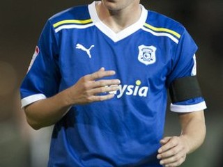 Filip Kiss (21 r. ), stredopoliar Cardiff City. Rodák z Dunajskej Stredy bol vlani po jesennej časti najlepším strelcom Slovana. Dnes je kapitánom reprezentácie do 21 rokov.