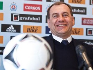 tréner futbalistov Slovana Vladimír Weiss.
