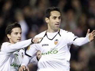 Futbalisti Valencie Jonas Goncalves (vpravo) a Pablo Daniel Piatti.