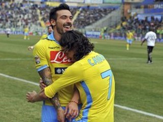 Ezequiel Lavezzi (vľavo) a Edinson Cavani.