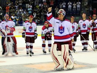 Rastislav Staňa (v popredí) si v tejto sezóne zachytal v KHL do sýtosti. V play off jeho tím stroskotal na Petrohrade.
