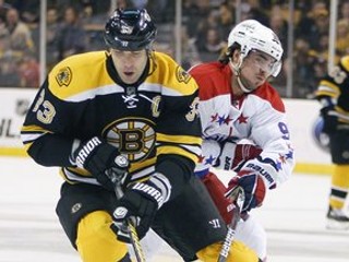 Marcus Johansson (vpravo) s kapitánom Bostonu Zdenom Chárom.