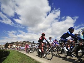 Peletón na pretekoch Tirreno-Adriatico.
