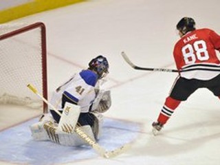 Kane strieľa jediný gól v nájazdoch, ktorý rozhodol o víťazstve Chicaga.