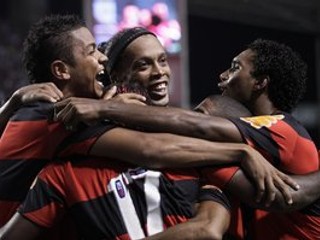 Ronaldinho (v strede)