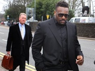 Dereck Chisora (vpravo) so svojím promotérom Frankom Warrenom.