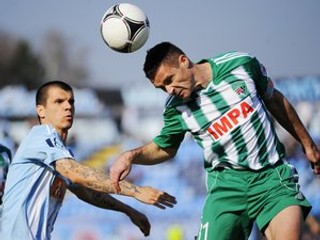 Halenár zo Slovana (vľavo) v súboji s Prešovčanom Petrášom.