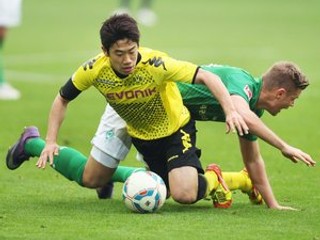 Shinji Kagawa (v žltom) strelil jediný gól stretnutia Dortmund - Werder.